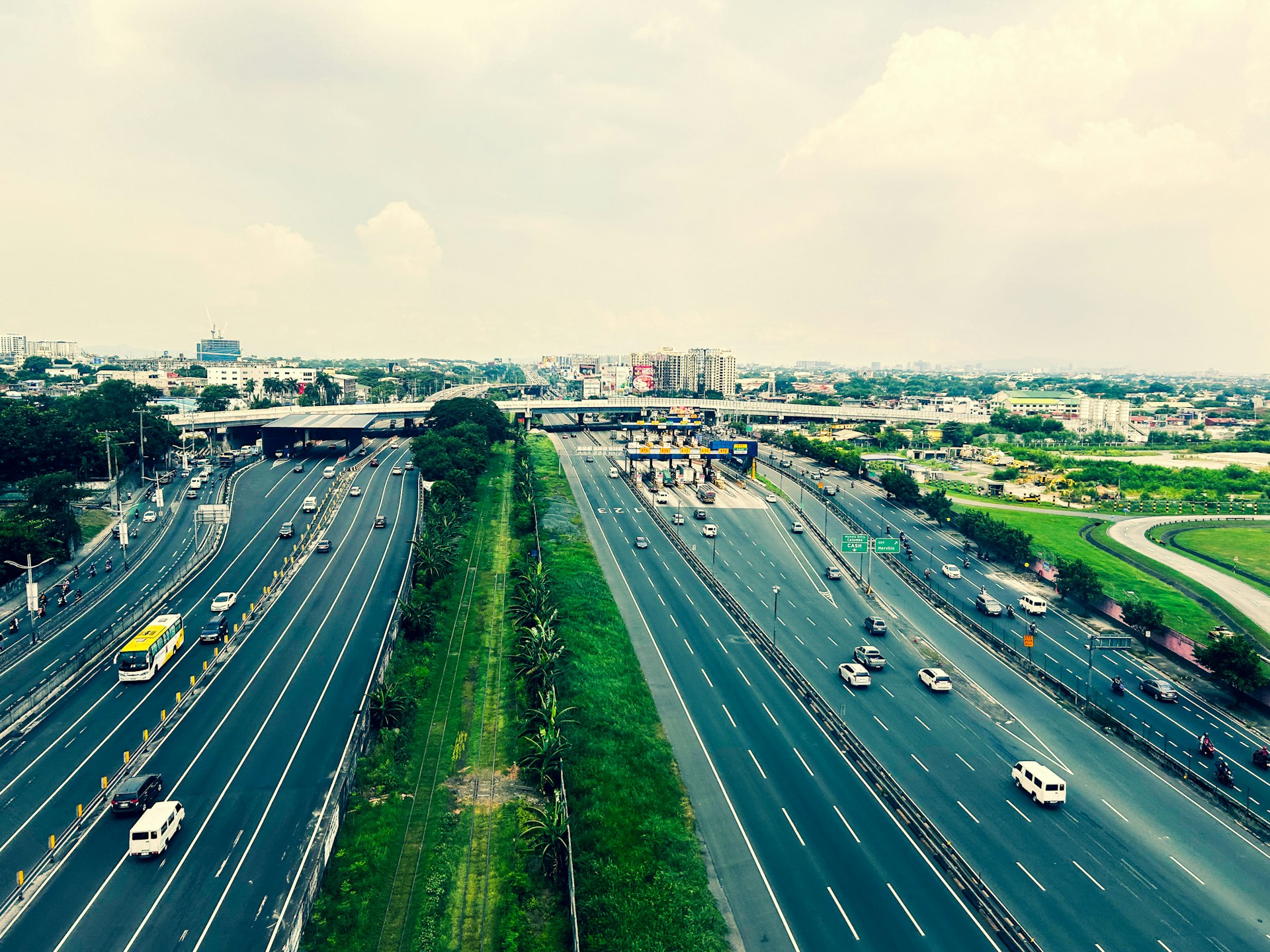 Vista aerea di un'autostrada a più corsie